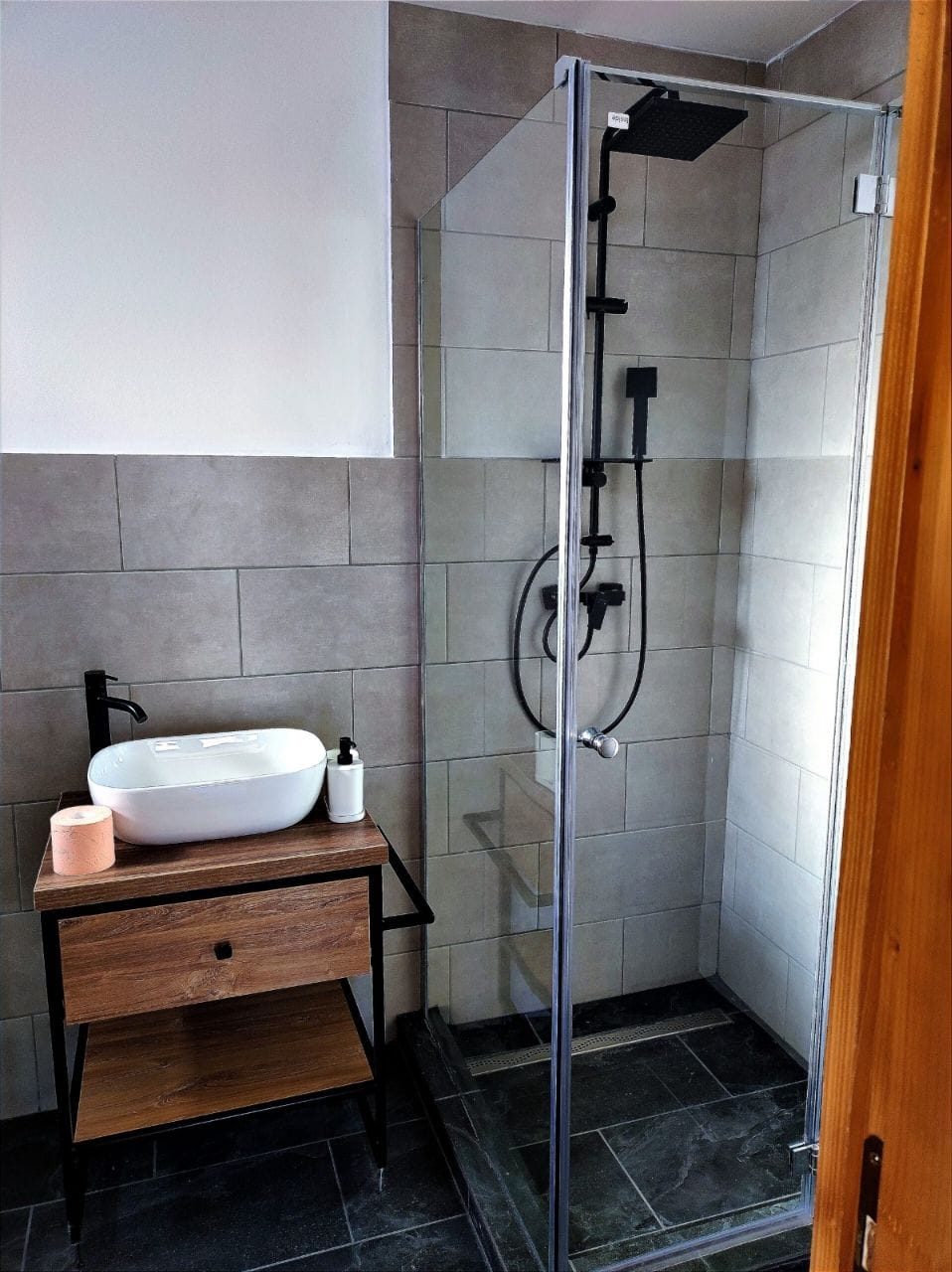 Marasig – Baie finalizată – cabină duș, mobilier și finisaje ceramice.